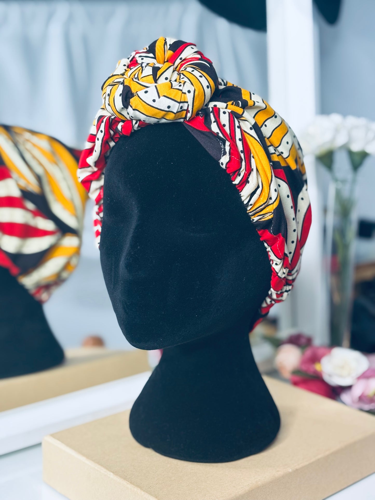 Bonnet foulard avec noeud en forme de pompom Jaune & Rouge | Fleurs