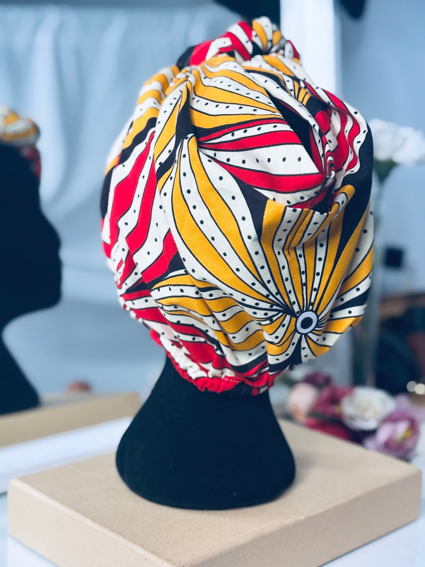 Bonnet foulard avec noeud en forme de pompom Jaune & Rouge | Fleurs