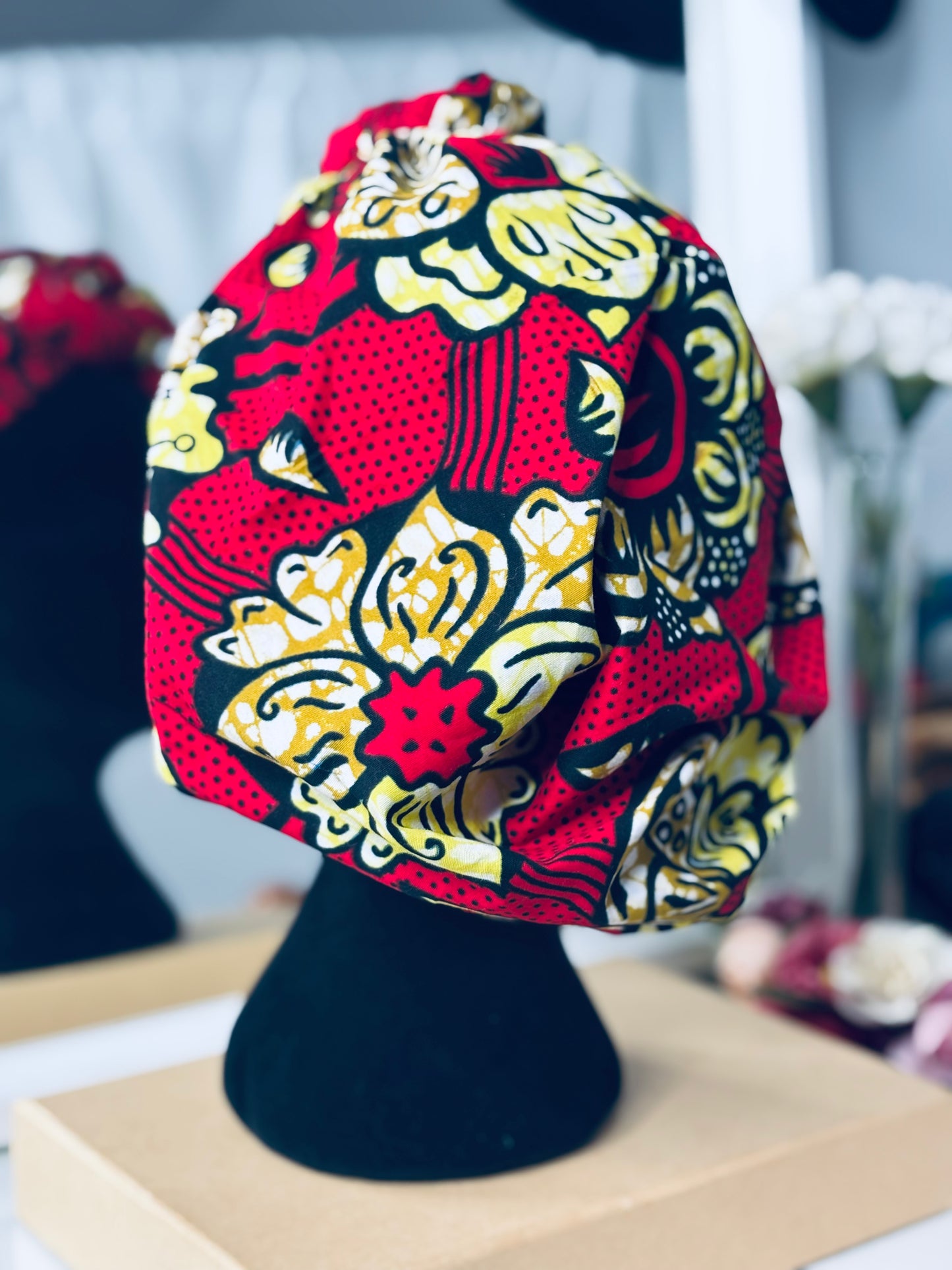 Bonnet foulard avec noeud en forme de pompom Rouge & Jaune | Pétunia sauvage